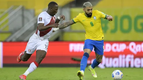 RECIFE, BRAZIL - SEPTEMBER 09: Gabriel of Brazil fights for the ball with Luis Advíncula of Peru during a match between Brazil and Peru as part of South American Qualifiers for Qatar 2022 at Arena Pernambuco on September 09, 2021 in Recife, Brazil. (Photo by Pedro Vilela/Getty Images)