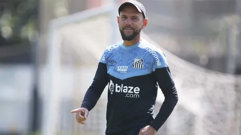 Tras las denuncias del plantel por abuso, el Santos femenino echó al DT