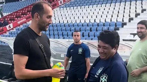 Selección Brasileña trata como enorme ídolo a Hernán Barcos con genial obsequio