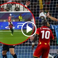 A lo Suárez: la sacó con la mano para evitar un gol del rival