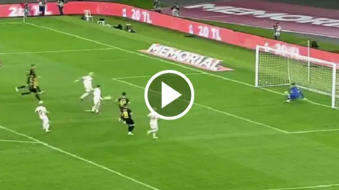 Icardi quiso emular un penal de Messi ¡y la falló!