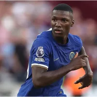 ¿Falta o blooper?: Moisés Caicedo se durmió y casi le cuesta el gol al Chelsea