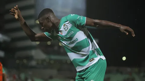 El central ecuatoriano fue expulsado por esta jugada.