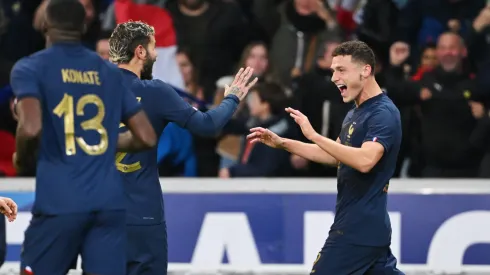 El festejo del goleador del partido, Benjamin Pavard.