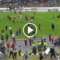 Hinchas de Olmedo se meten a la cancha y agreden a jugadores del otro equipo