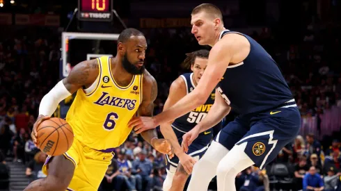 LeBron James ante Nikola Jokic en un juego de la NBA.