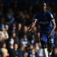 Moisés Caicedo sorprendido y molesto con su cambio en el partido de Chelsea