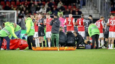 Bas Dost de AZ Alkmaar cayó inconsciente en pleno partido
