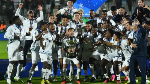 MALDONADO, URUGUAY - OCTOBER 28: Ezequiel Piovi of Liga de Quito lifts the trophy as the team becomes champion after winning the Copa CONMEBOL Sudamericana 2023 final match between LDU Quito and Fortaleza at Estadio Domingo Burgueño Miguel on October 28, 2023 in Maldonado, Uruguay. (Photo by Marcelo Endelli/Getty Images)