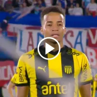 (VIDEO) Byron Castillo recibe su primer \'golpe\' en Peñarol