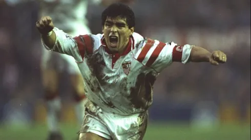 Sevilla reeditó la camiseta que usó Diego Maradona en la temporada 1992/1993 y se agotó en minutos. Getty Images.