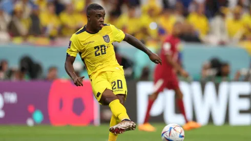 El volante ecuatoriano tiene esta oferta para seguir su carrera