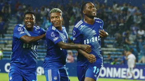 El delantero ya marca goles en Bolivia