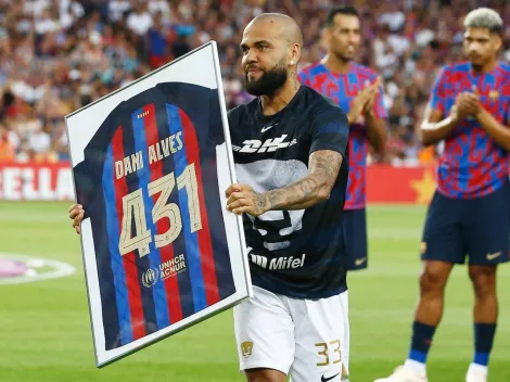 Barcelona vuelve a considerar a Dani Alves como leyenda