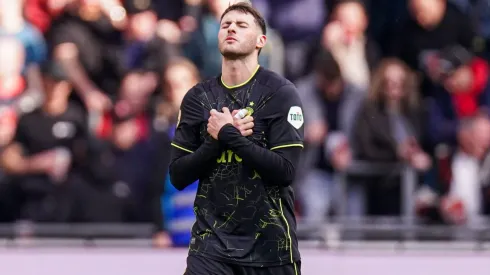 Santiago Giménez, contra PSV, cortó su racha de cinco partidos sin convertir en la Eredivisie.