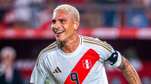 Paolo Guerrero jugando en Perú.