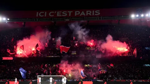 Los ultras del PSG calientan la previa con Barcelona.
