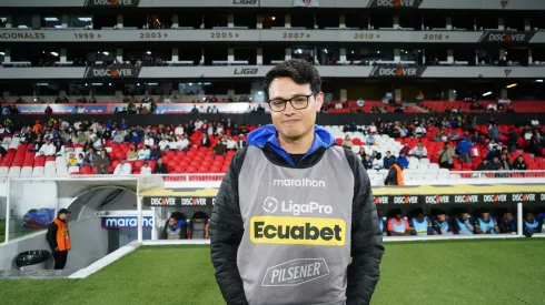 Armas está dirigiendo su primer partido oficial en el estadio Rodrigo Paz Delgado