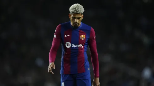 El FC Barcelona no descarta la salida de Ronald Araújo, por eso asegura la continuidad de Pau Cubarsí.