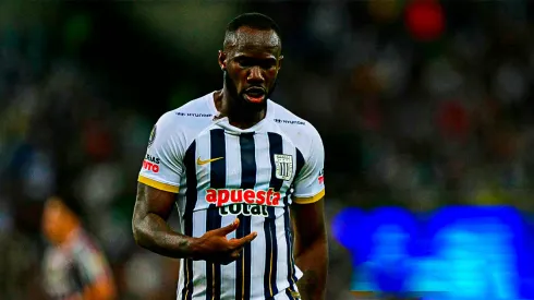 Cecilio Waterman jugando para Alianza Lima.