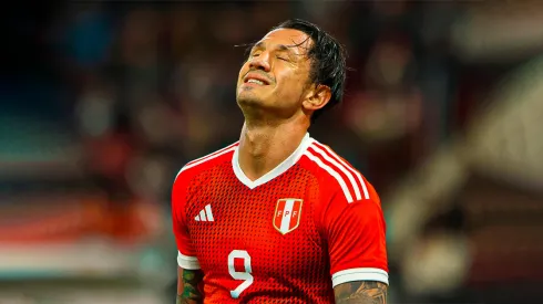 Gianluca Lapadula jugando con Perú.