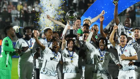 MALDONADO, URUGUAY - OCTOBER 28: Ezequiel Piovi of Liga de Quito lifts the trophy as the team becomes Sudamericana champion after winning the Copa CONMEBOL Sudamericana 2023 final match between LDU Quito and Fortaleza at Estadio Domingo Burgueño Miguel on October 28, 2023 in Maldonado, Uruguay. (Photo by Marcelo Endelli/Getty Images)