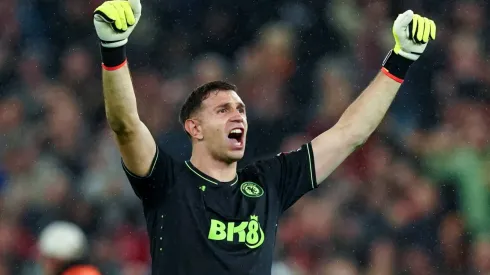 Dibu Martínez en un encuentro con Aston Villa.