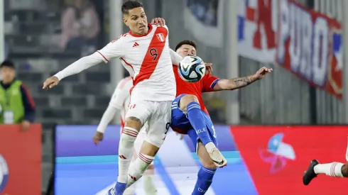 La figura del Perú acompaña desde el banco de suplentes.