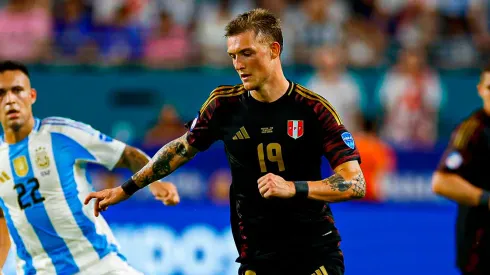 Oliver Sonne jugando para Perú ante Argentina por la Copa América 2024.