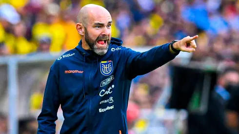 Félix Sánchez Bas dirigiendo un partido de Ecuador.