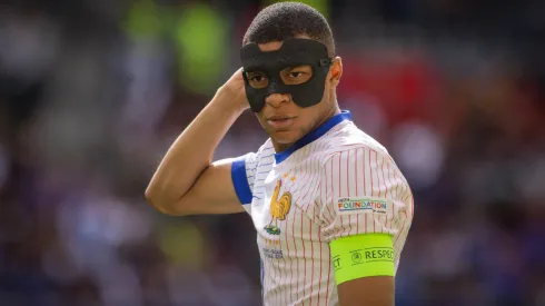 Kylian Mbappé y su máscara podrían seguir juntos por varios meses.