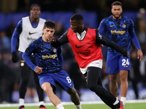 VIDEO | Y son compañeros: Así pelearon el balón Moisés Caicedo y Enzo Fernández