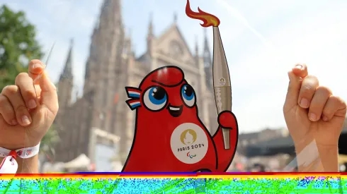 Animation JO Mulhouse PHOTOPQR/L ALSACE/Jean-François FREY Mulhouse 26/06/2024 Un enfant porte une pancarte avec la phryge Paris 2024 lors animations pour le passage de la flamme Olympique place de la Réunion à Mulhouse le 26 Juin 2024. The Olympic flame continues its tour of France. Here in Mulhouse , on june 26th 2024 Mulhouse Haut-Rhin Alsace France PUBLICATIONxNOTxINxFRAxBELxSUIxUK Copyright: xPHOTOPQR/L ALSACE/MAXPPPxJean-FrançoisxFREYx 20240626ALS4571 20240626ALS4571