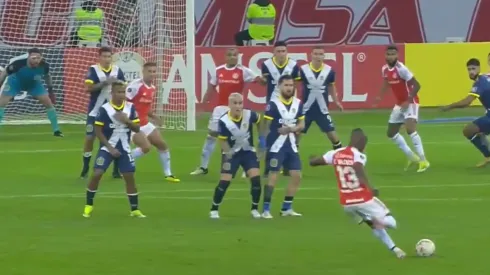 Valencia casi se manda un golazo digno del Puskas