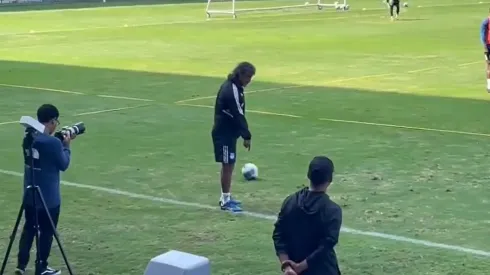 El DT de Emelec enseña a sus jugadores a controlar el balón.