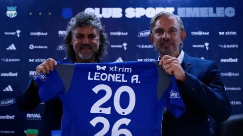 Leonel Álvarez firmó con Emelec hasta 2026.
