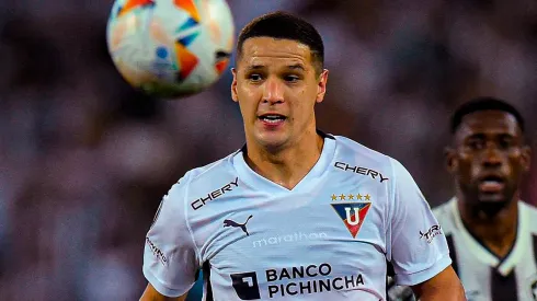 Álex Arce jugando para Liga de Quito de Ecuador.