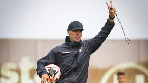 Fabián Bustos contestó si seguirá en Universitario