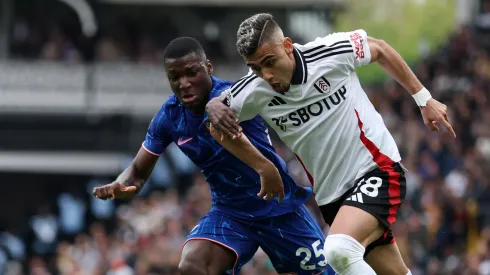 Moisés Caicedo arranca el gol de la victoria del Chelsea.