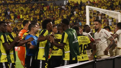 Así fue la gresca entre los jugadores de Barcelona y Universitario por Copa Libertadores.