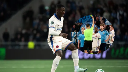 Le hicieron una fuerte falta a Moisés Caicedo y así reaccionaron los jugadores del Chelsea.
