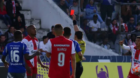 Les expulsaron dos jugadores contra Emelec y en Técnico Universitario explotan: "Nos robaron"