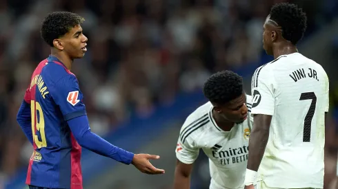 Las cámaras de Movistar+ captaron cuando Vinícius Junior cargó a Lamine Yamal por sus pases hacia atrás durante El Clásico.