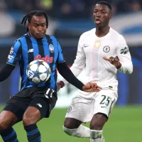 Chelsea perdió feo contra Atalanta en la Champions League y Moisés Caicedo se volvió a jugar la roja