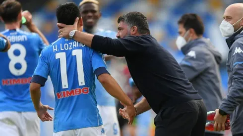 Hirving Lozano y Gennaro Gattuso durante un encuentro con Napoli.