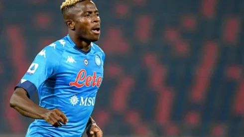 Víctor Osimhen entrena con la playera de Pumas.