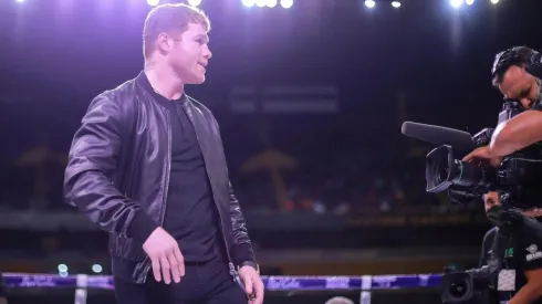 Canelo subió a felicitar a Anderson Silva. (Getty)