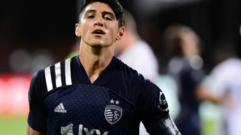 Alan Puldio tuvo que salir de cambio del Sporting Kansas City por la lesión que sufrió ene l pie.
