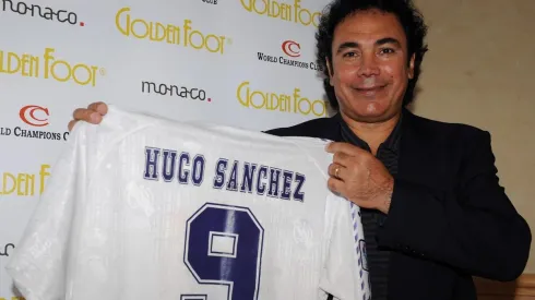 Hugo Sánchez con el jersey del Real Madrid.