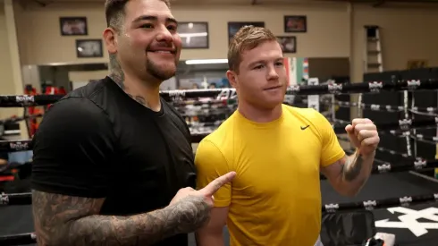 Canelo le explicó a Andy Ruiz como lanzar un golpe.